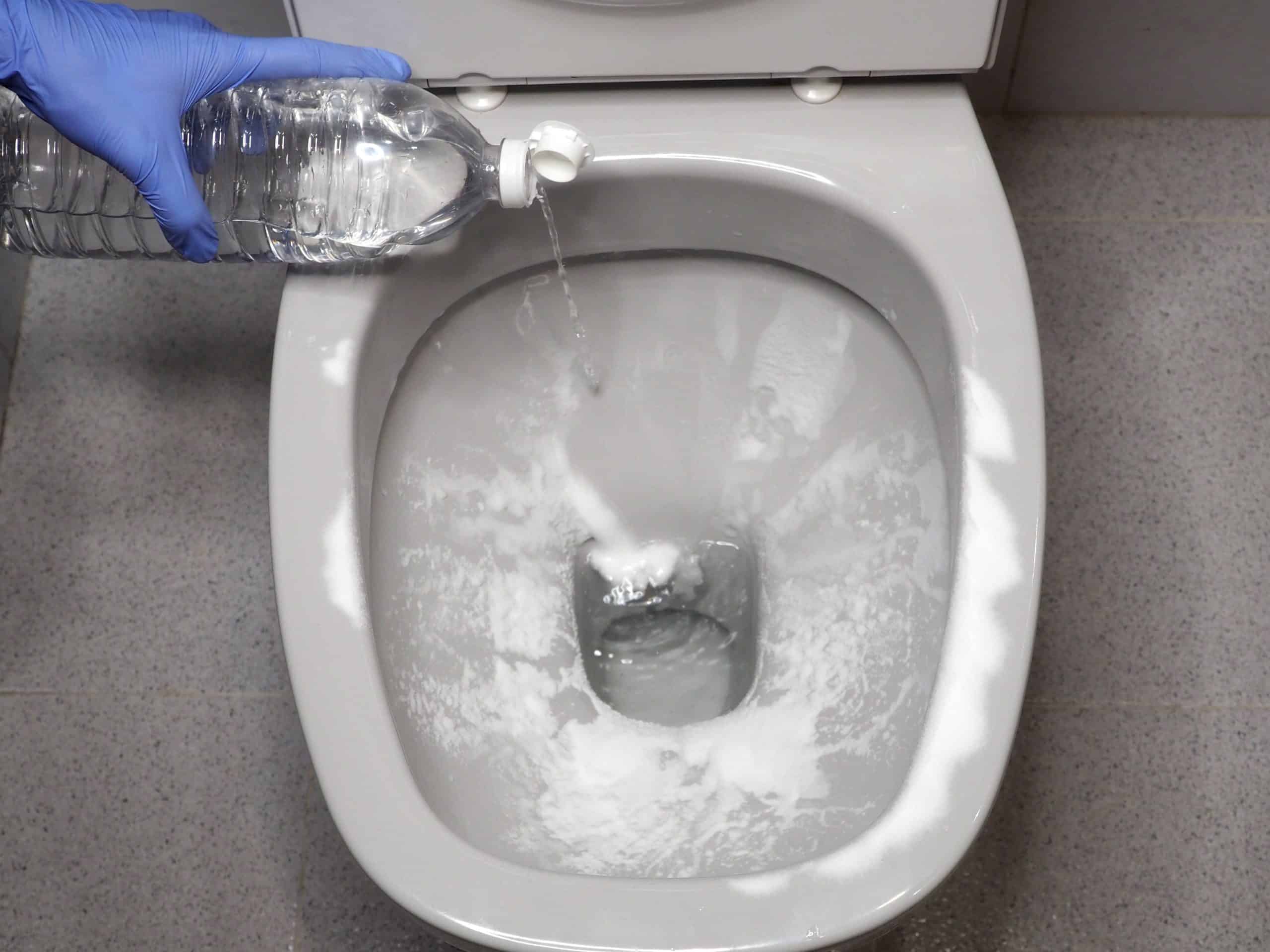 conseguenze dell'aceto versato nel water